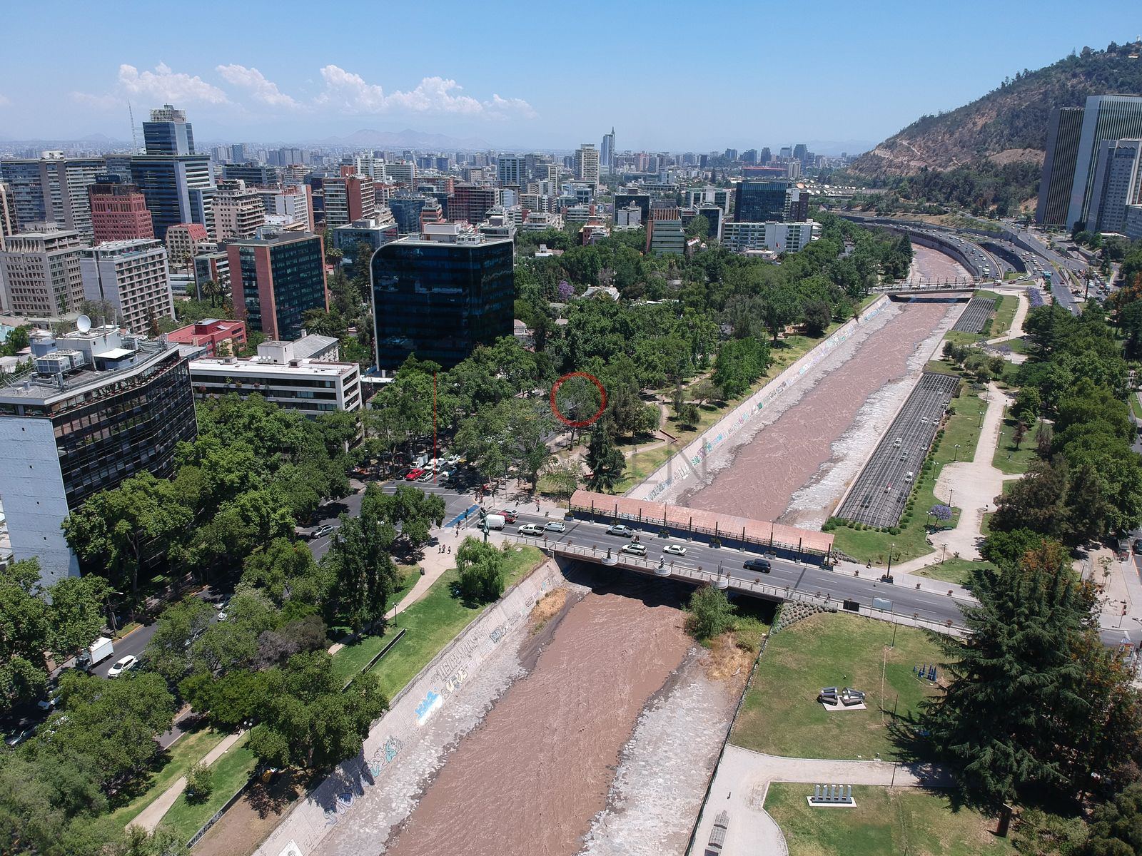Puente y río Mapocho junto al cerro, Providencia