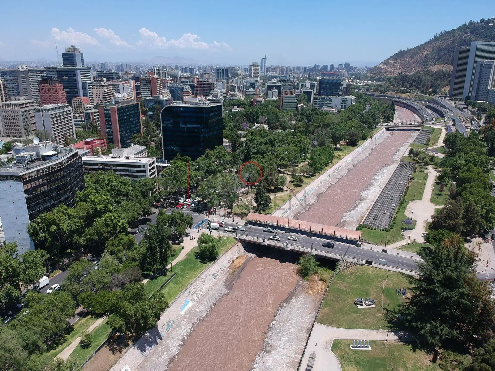 Puente y río Mapocho junto al cerro, Providencia — Santiago, Chile