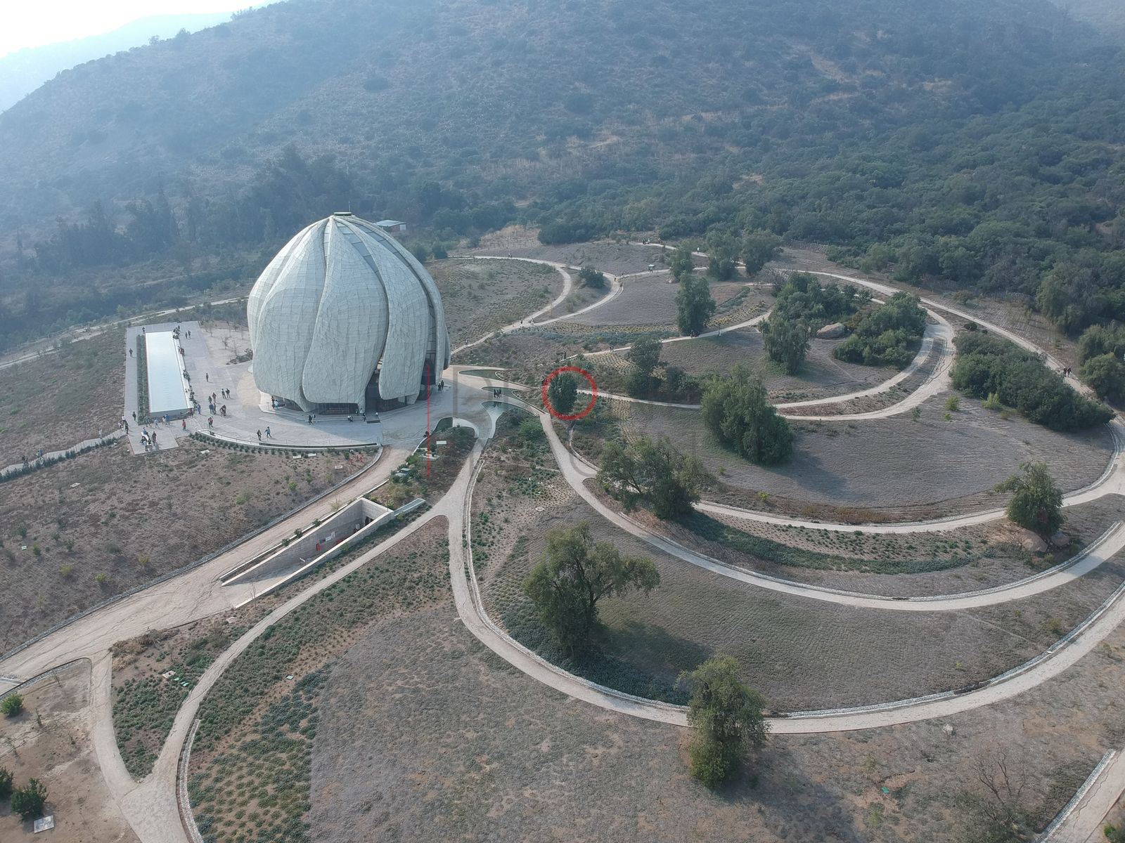 Templo Bahá'í y caminos entre cerros, Peñalolén