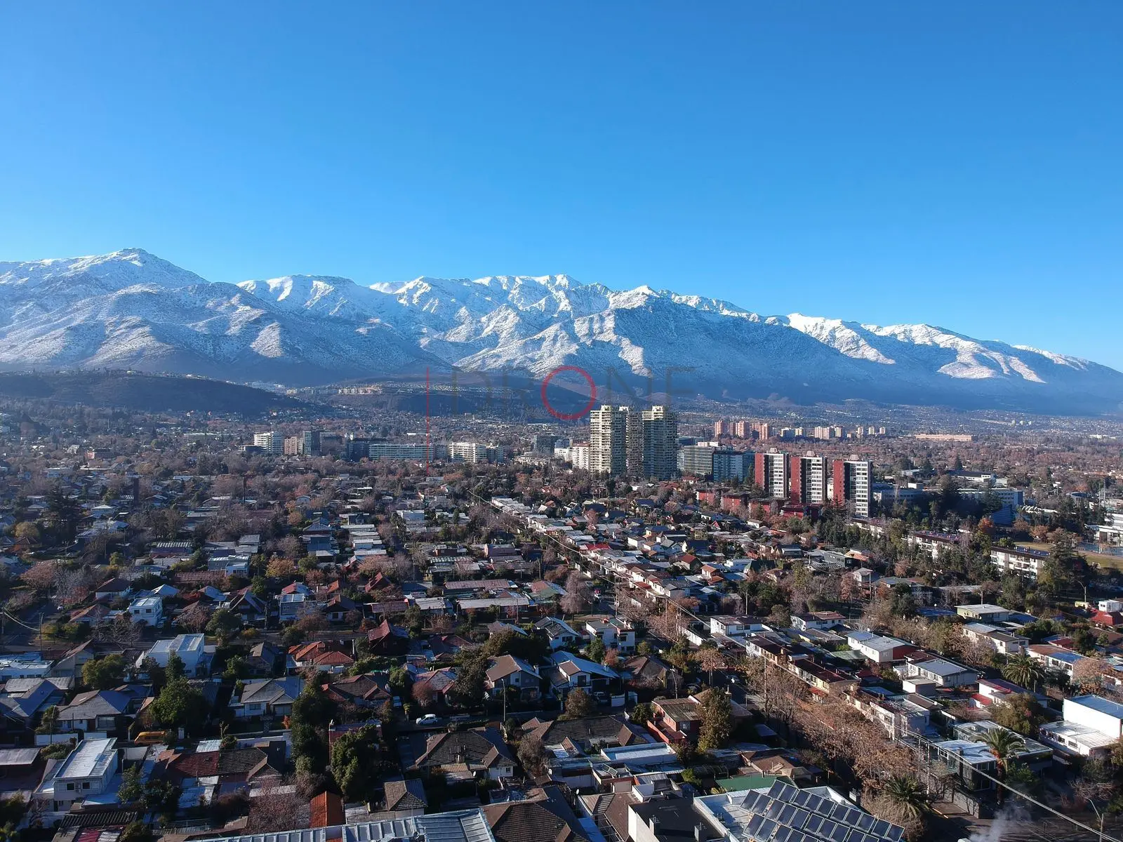 Cordillera nevada sobre la ciudad, Las Condes — Santiago, Chile
