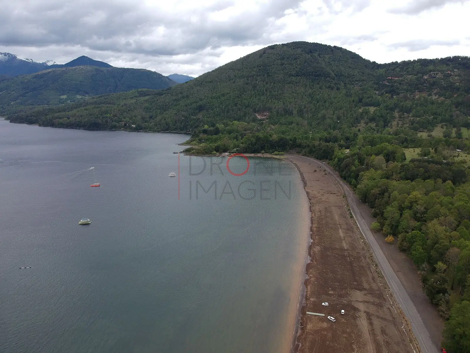 Franja de arena entre el lago y el bosque, Caburgua — Pucón, Chile