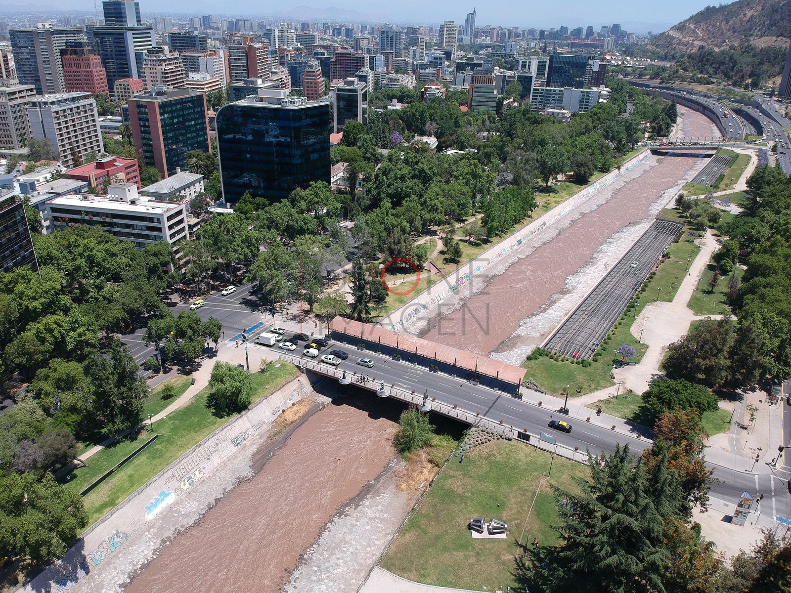 Puente sobre el río y torres al fondo, Providencia