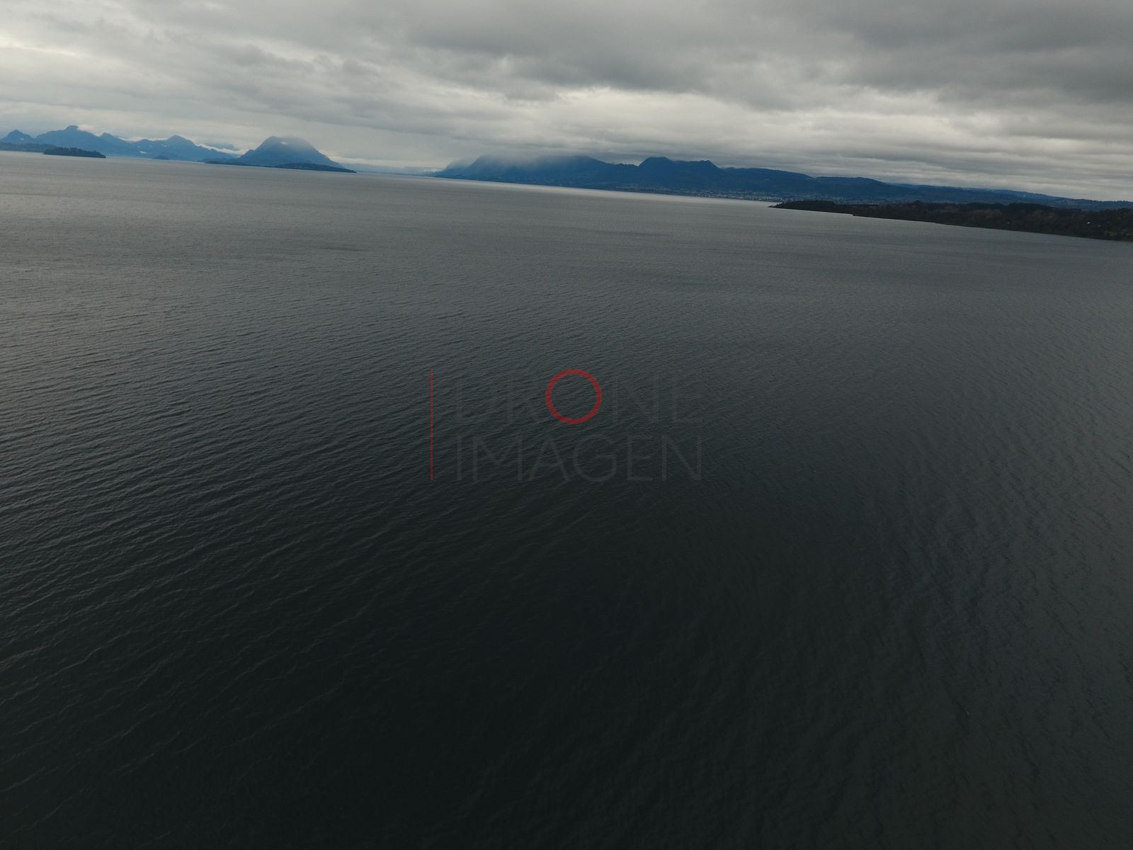 Lago Ranco y cerros boscosos (2)