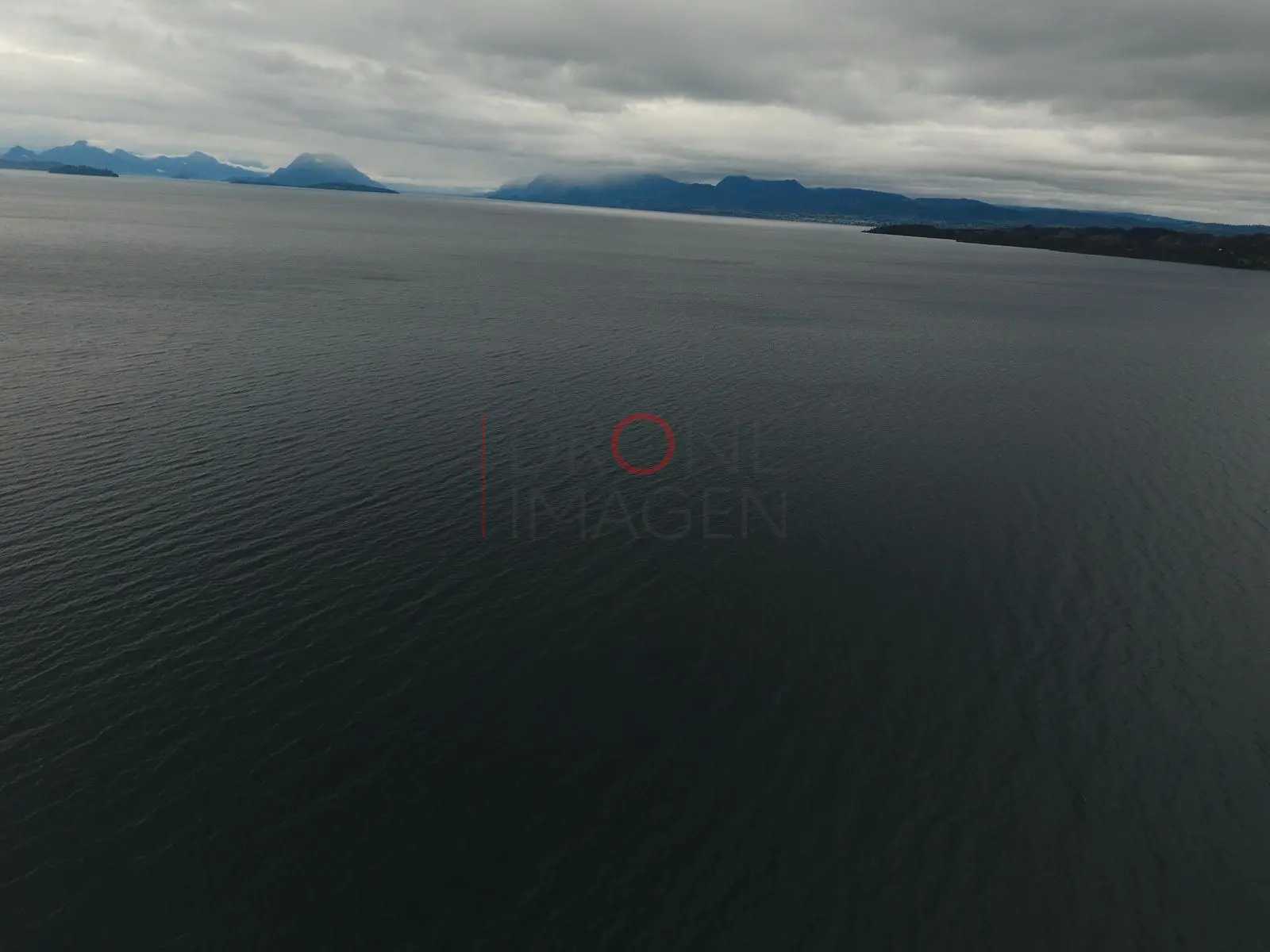 Lago Ranco y cerros boscosos (2)
