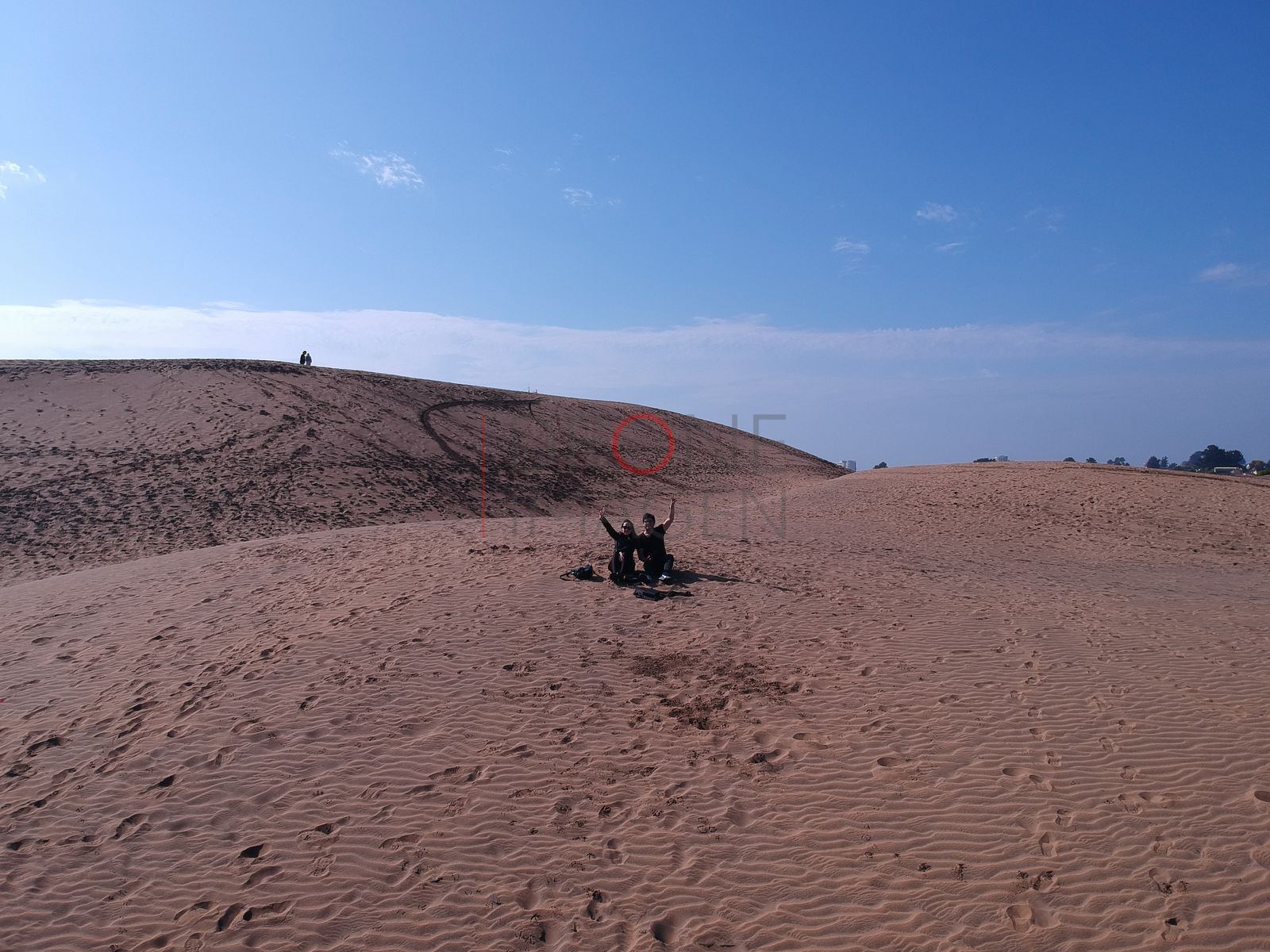 Visitantes sobre la duna de arena, Concón