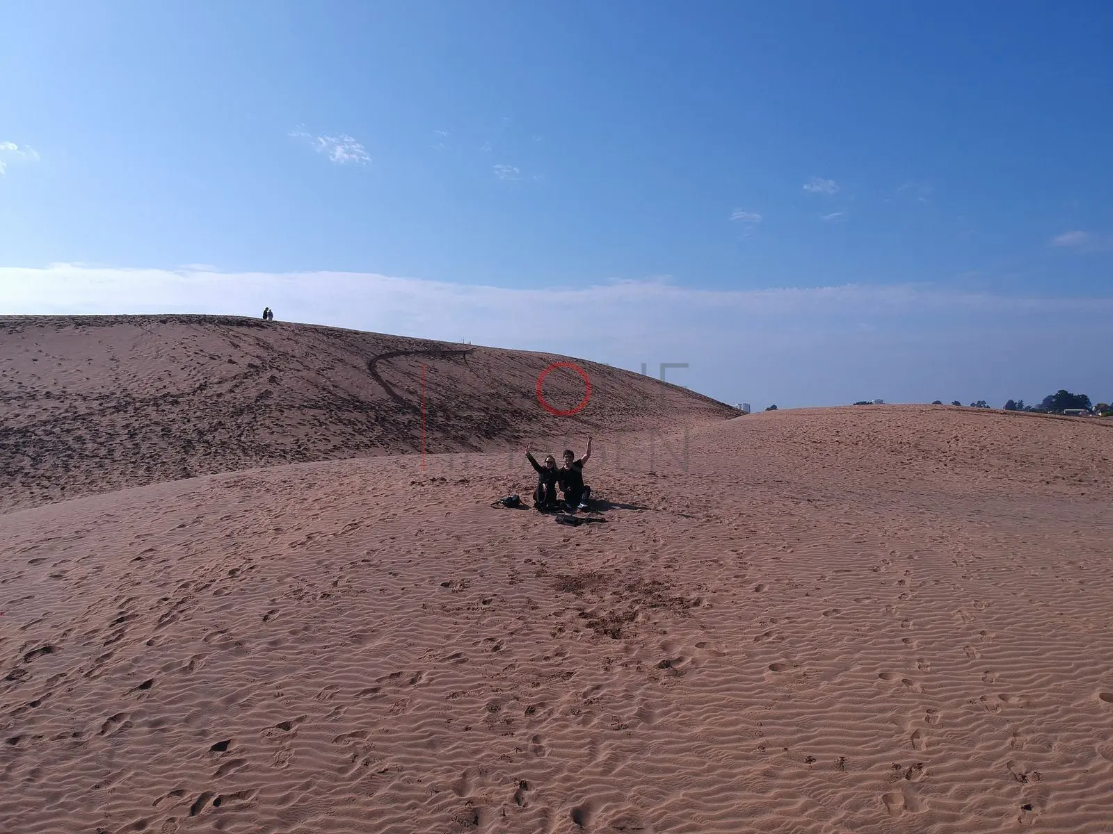 Visitantes sobre la duna de arena, Concón