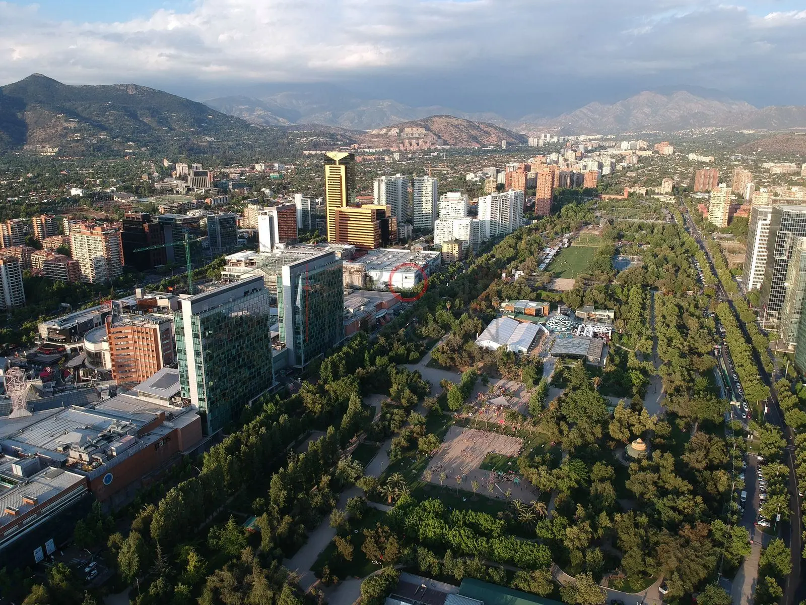 Parque, torres y cordillera, Las Condes — Santiago, Chile