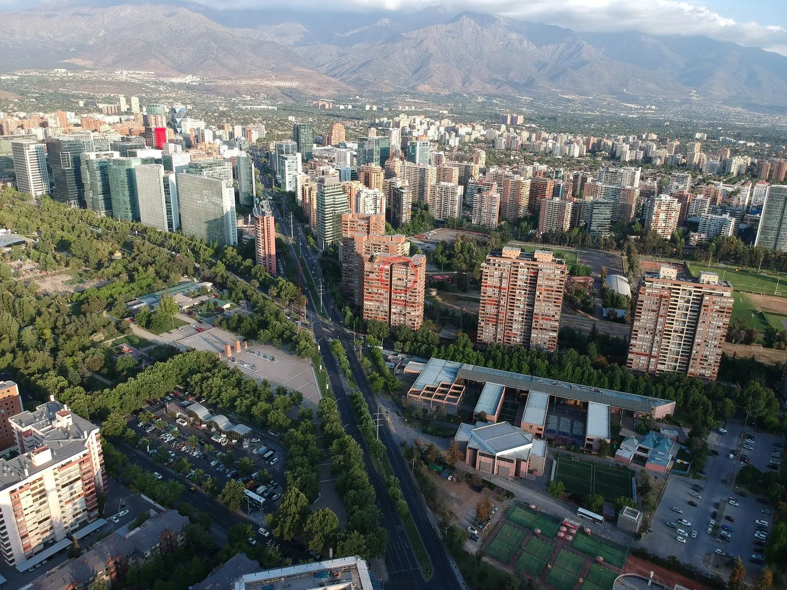 Avenida arbolada y edificios, Las Condes · vista aérea oblicua