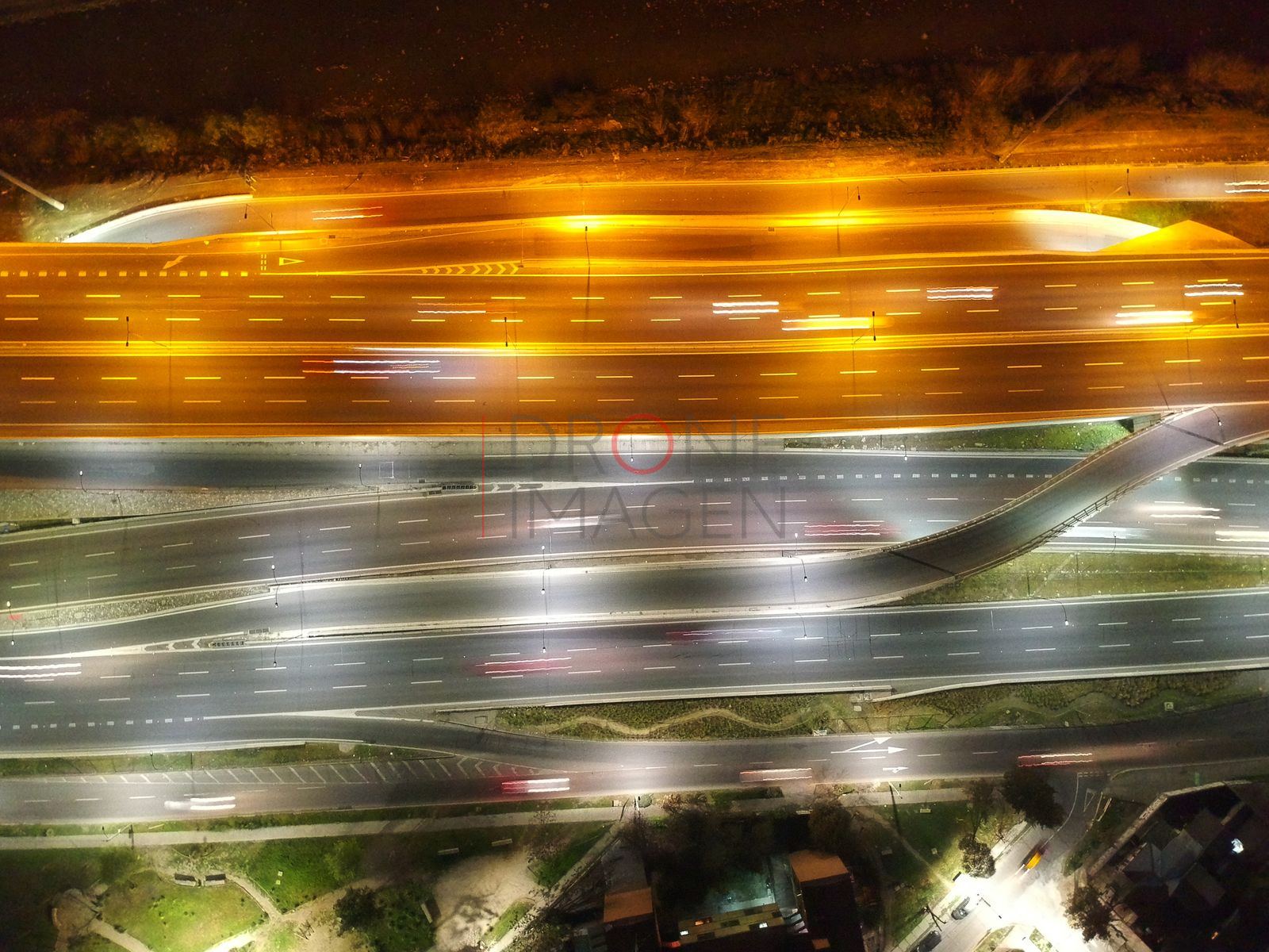 Estelas de luz sobre la autopista, Santiago