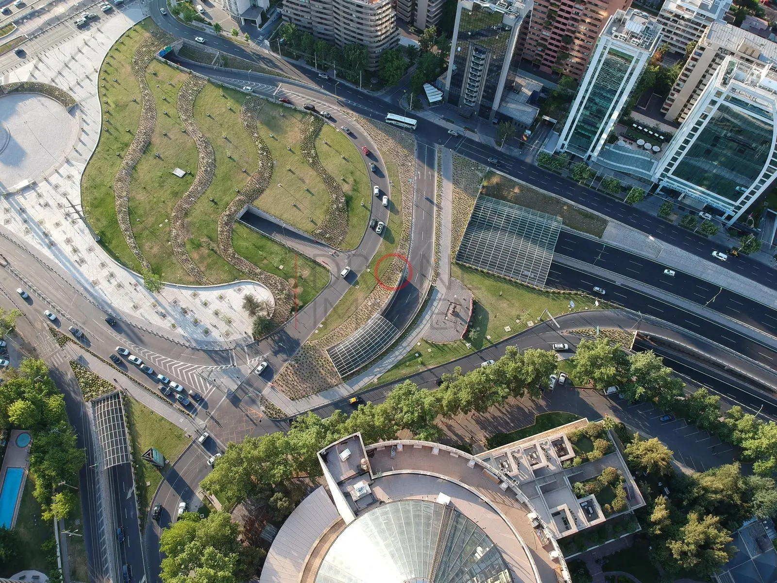 Rotonda ajardinada y autopista, Las Condes · vista cenital