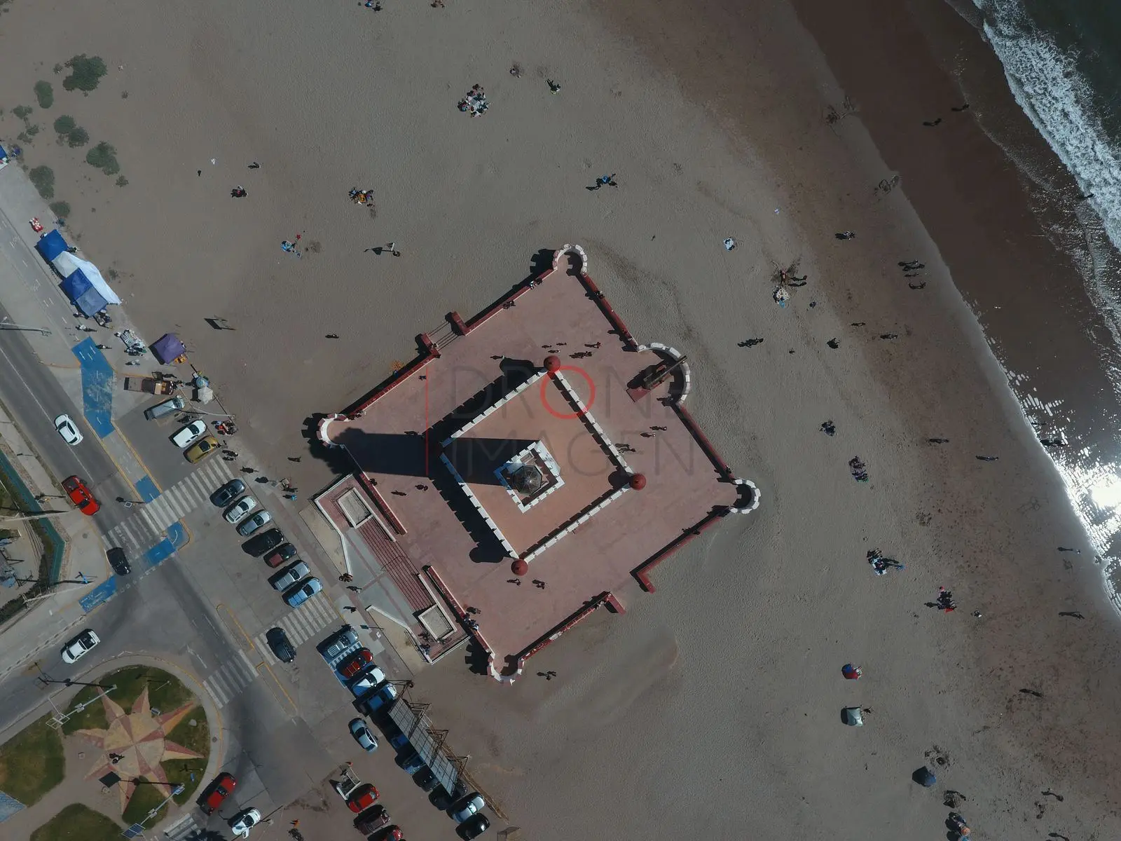 Faro Monumental y autos estacionados, La Serena