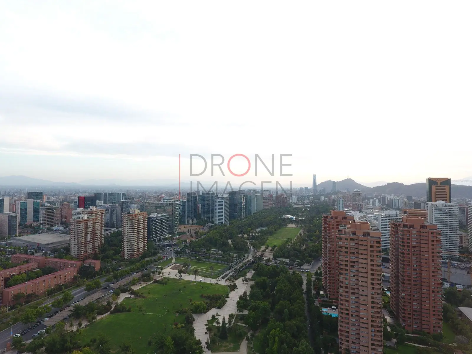 Parque urbano y torres, Las Condes — Santiago, Chile