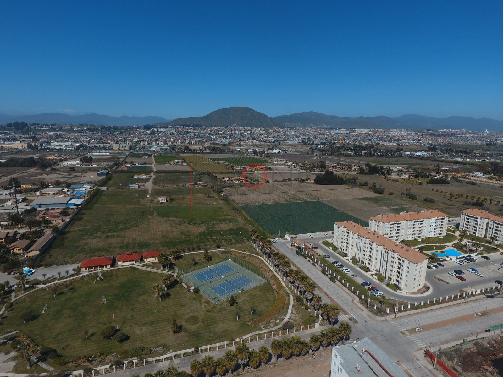 Complejo residencial y canchas, La Serena