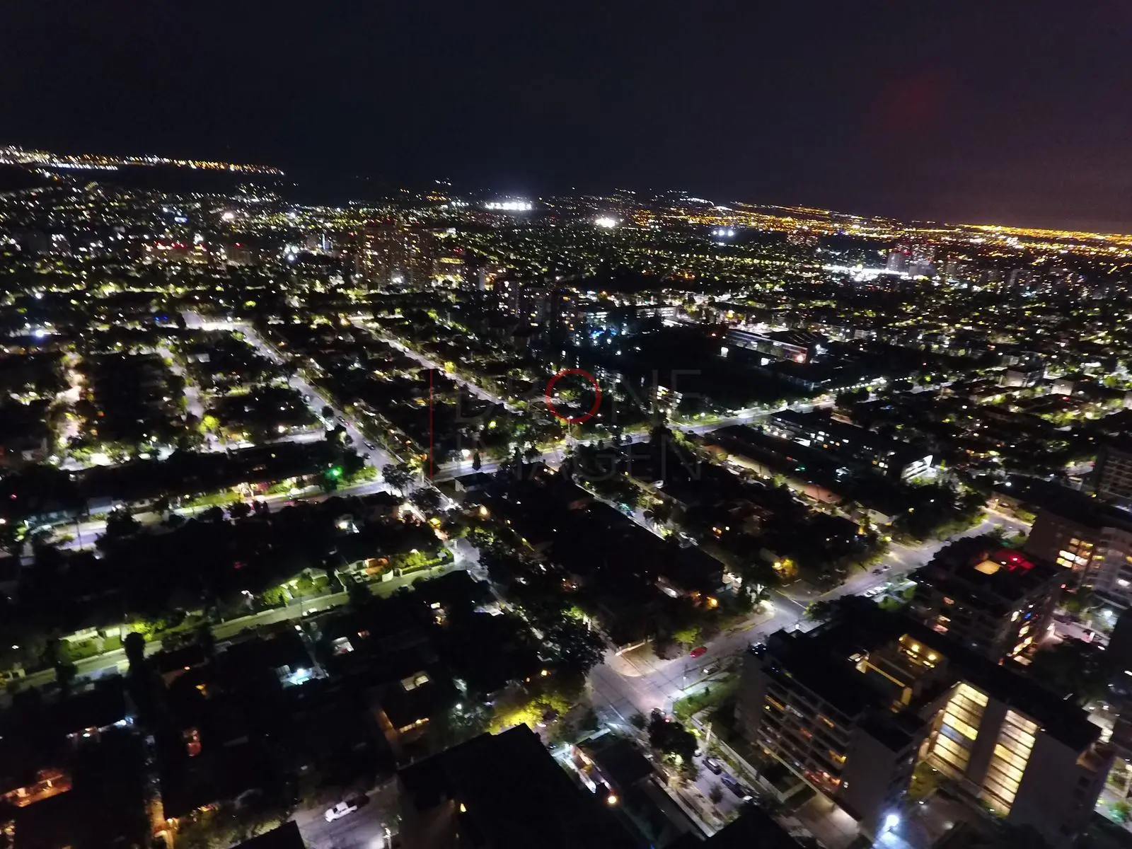 Trama urbana iluminada de noche, Las Condes · vista aérea oblicua