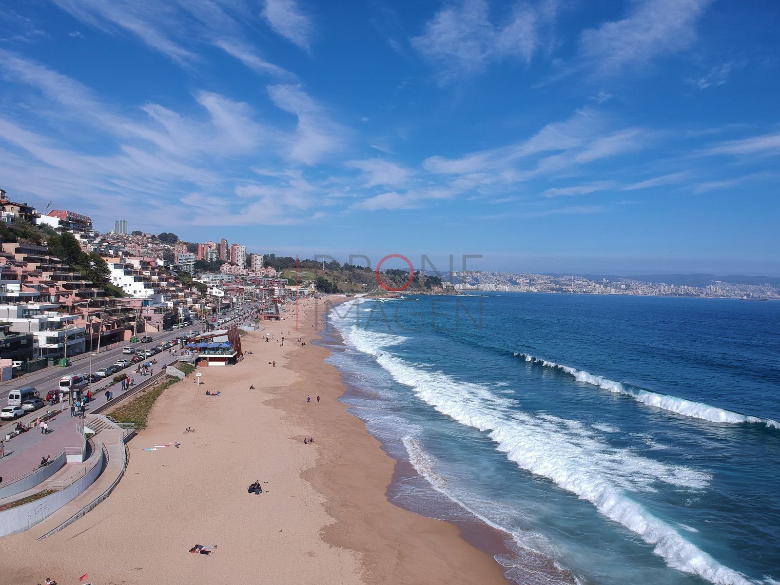 Playa y costanera con oleaje, Reñaca