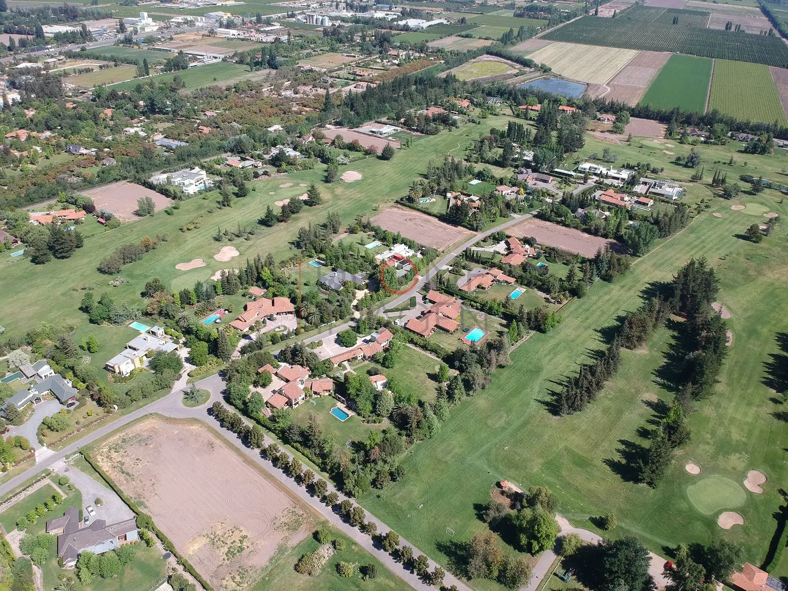 Casas con piscina junto a la cancha de golf, Buin