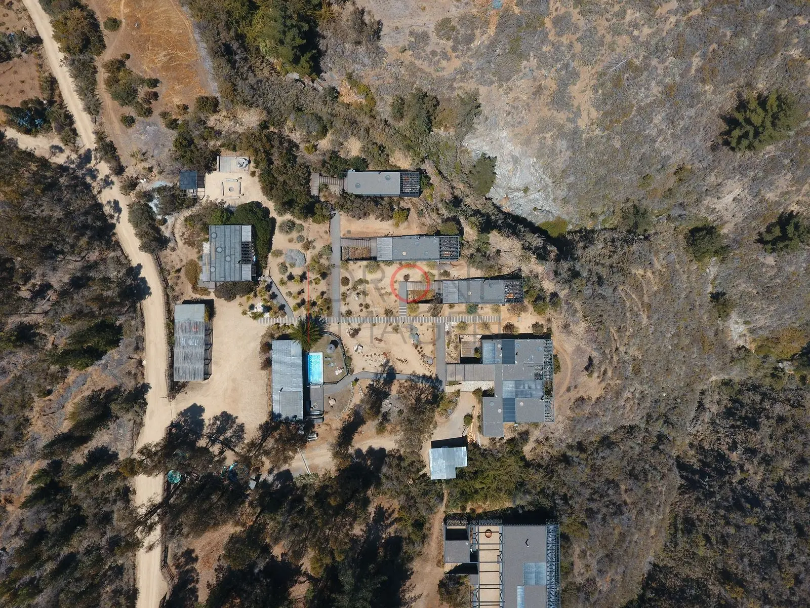 Casas y camino de tierra en el cerro, Navidad