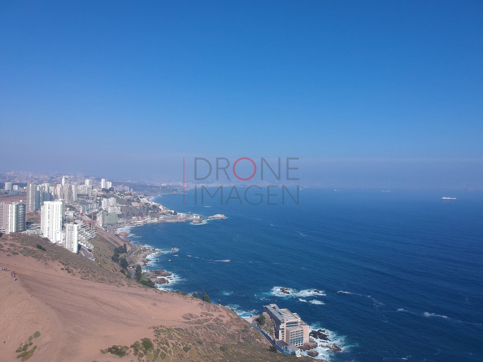 Edificios en la costa y océano azul, Concón