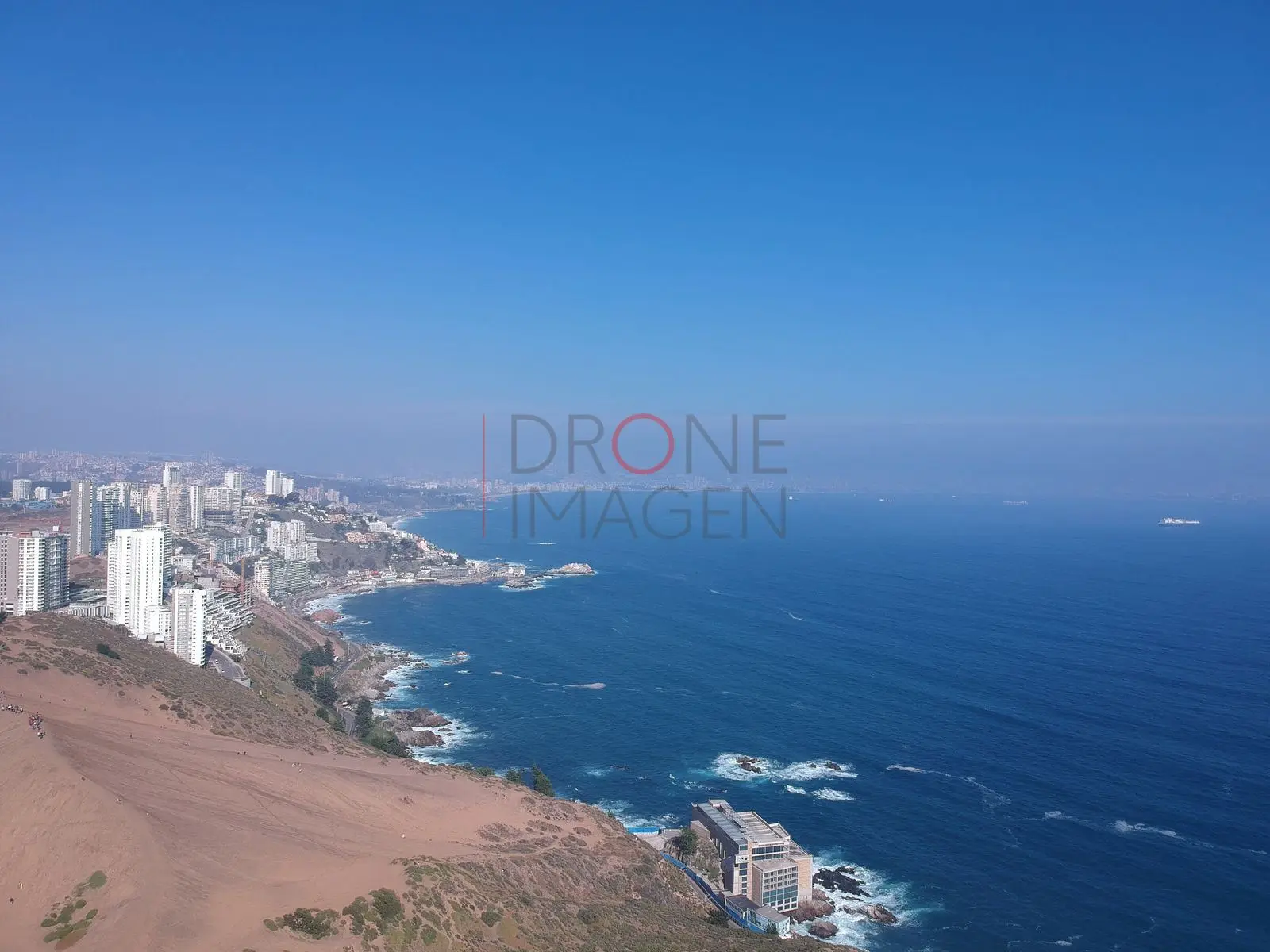 Edificios en la costa y océano azul, Concón