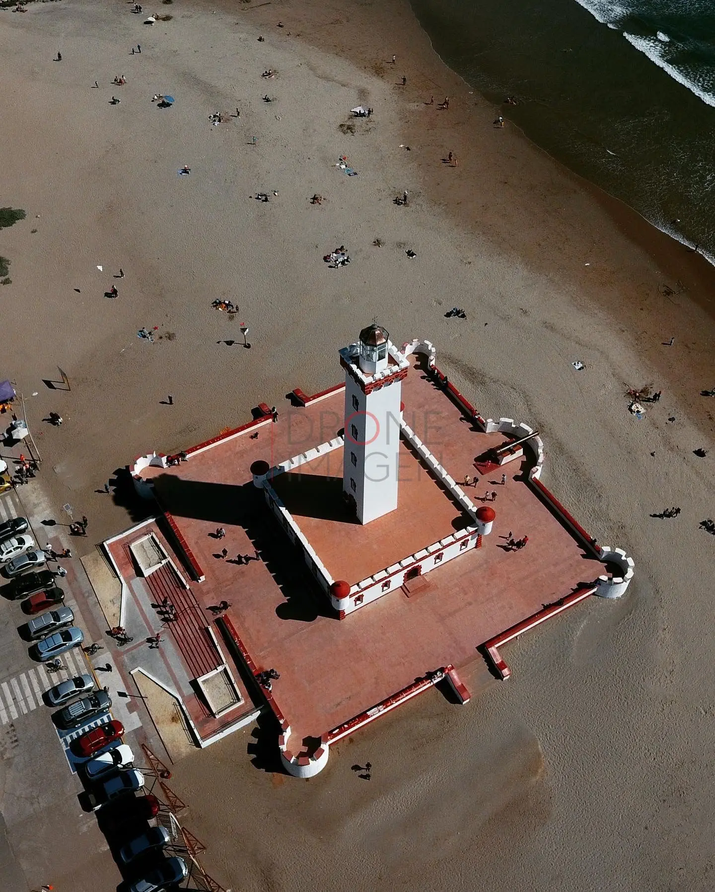 Faro Monumental y sombra alargada, La Serena