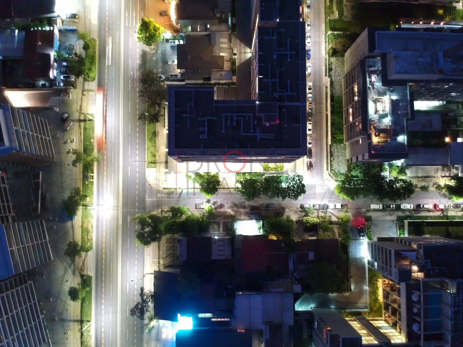 Avenida y edificios iluminados, Las Condes · vista cenital