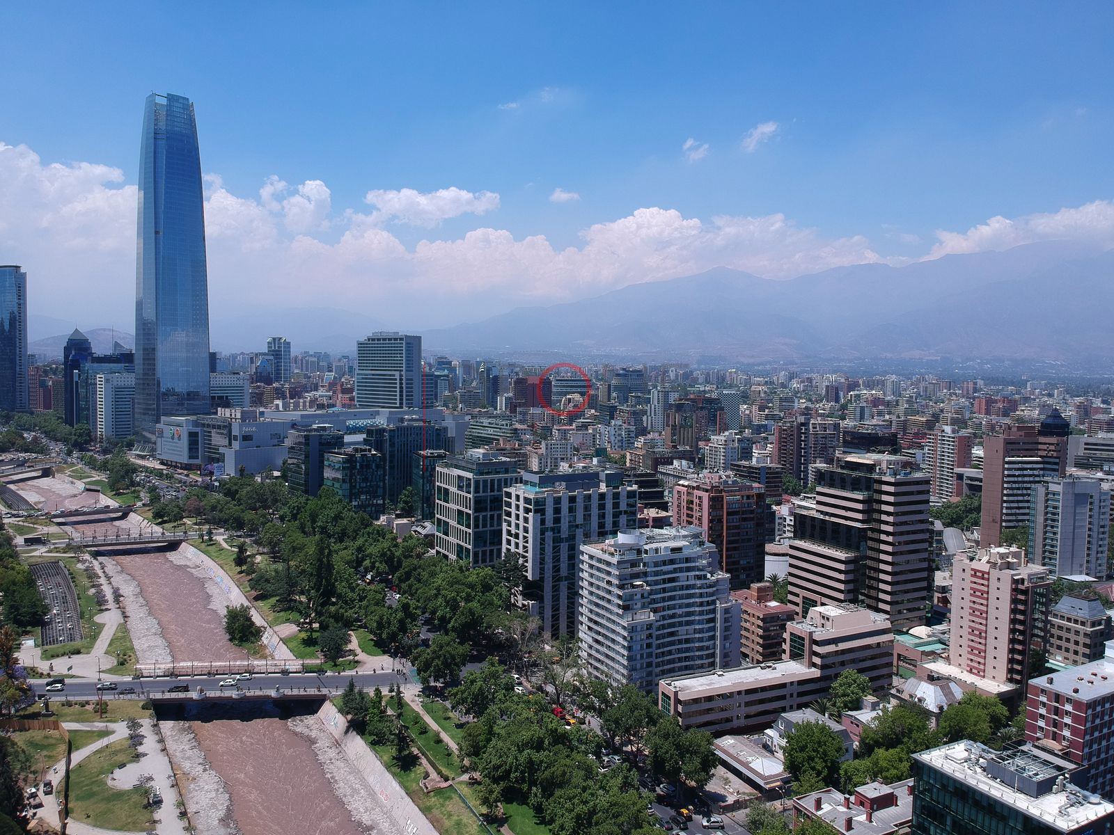 Gran Torre Santiago entre edificios, Providencia