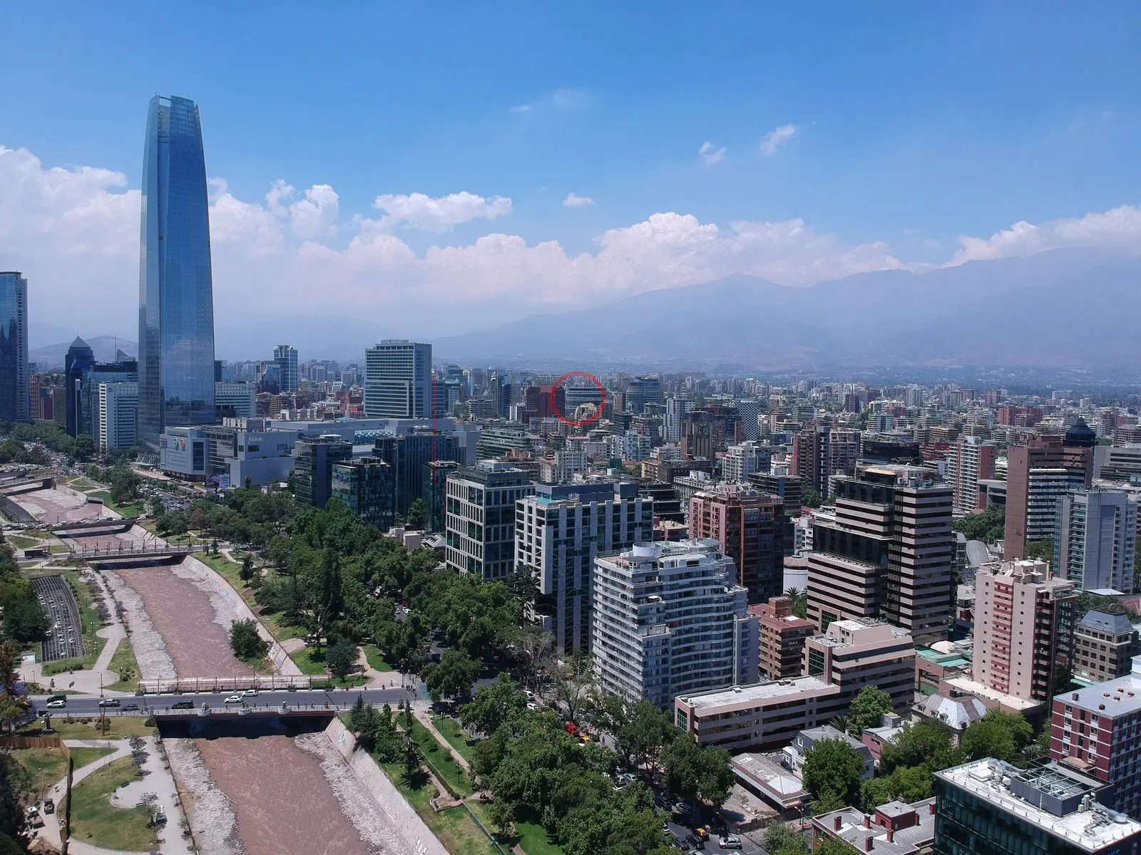 Gran Torre Santiago entre edificios, Providencia · vista aérea oblicua