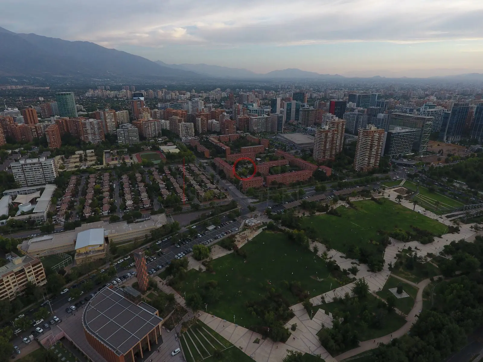 Parque y torres al atardecer, Las Condes · vista aérea oblicua