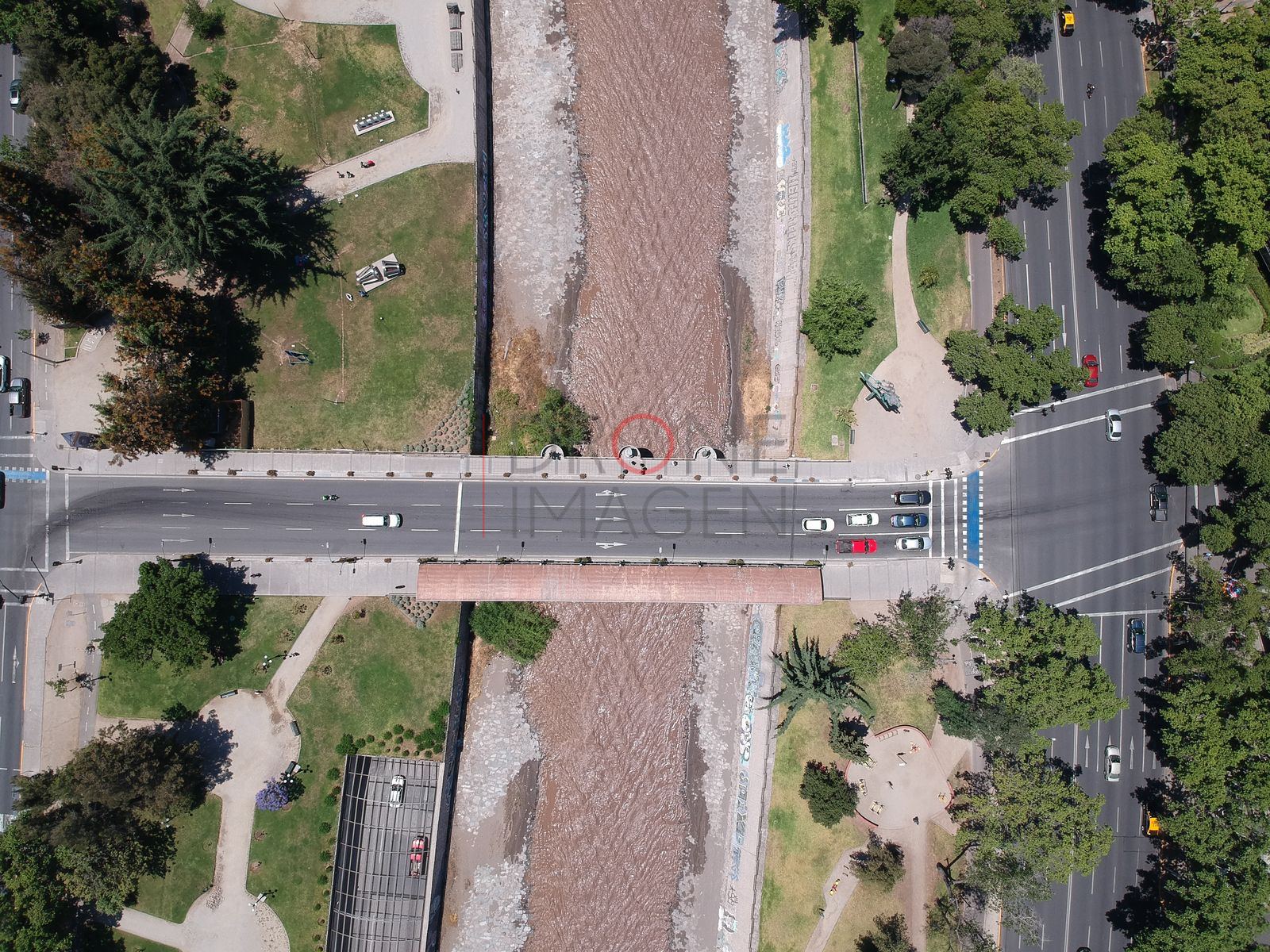 Cruce peatonal y cauce del río, Providencia