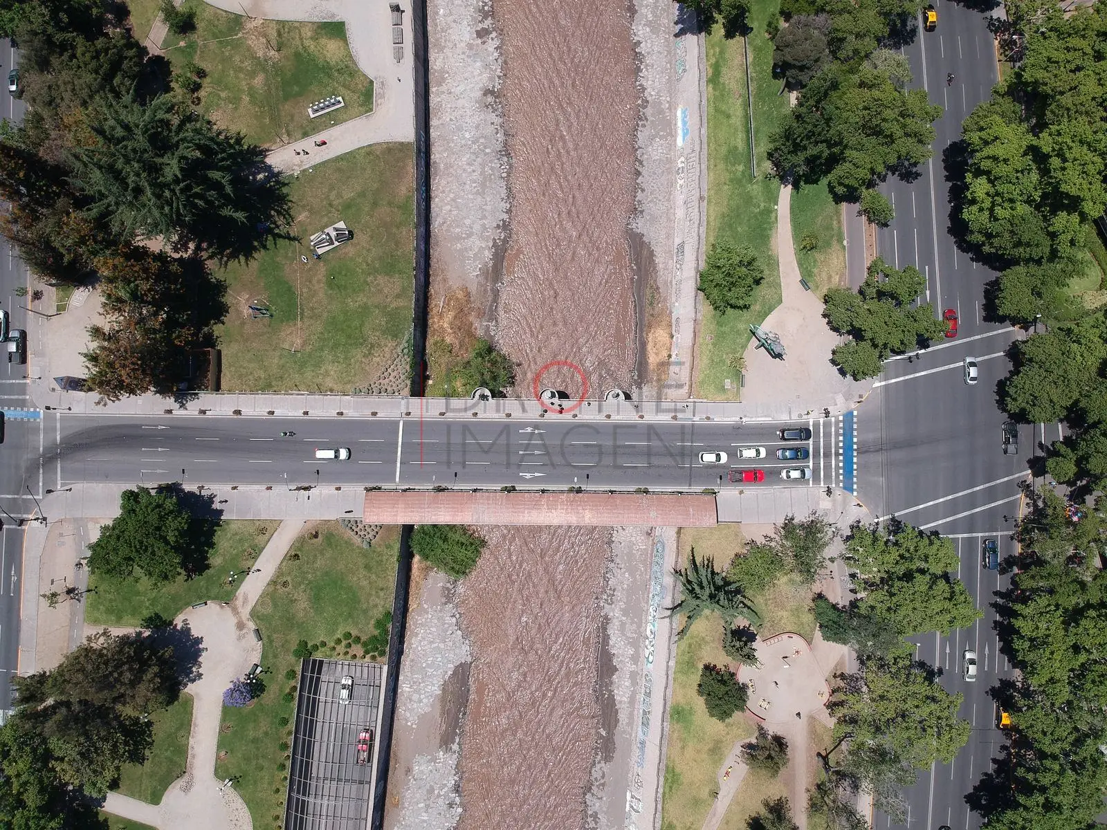 Cruce peatonal y cauce del río, Providencia · vista cenital