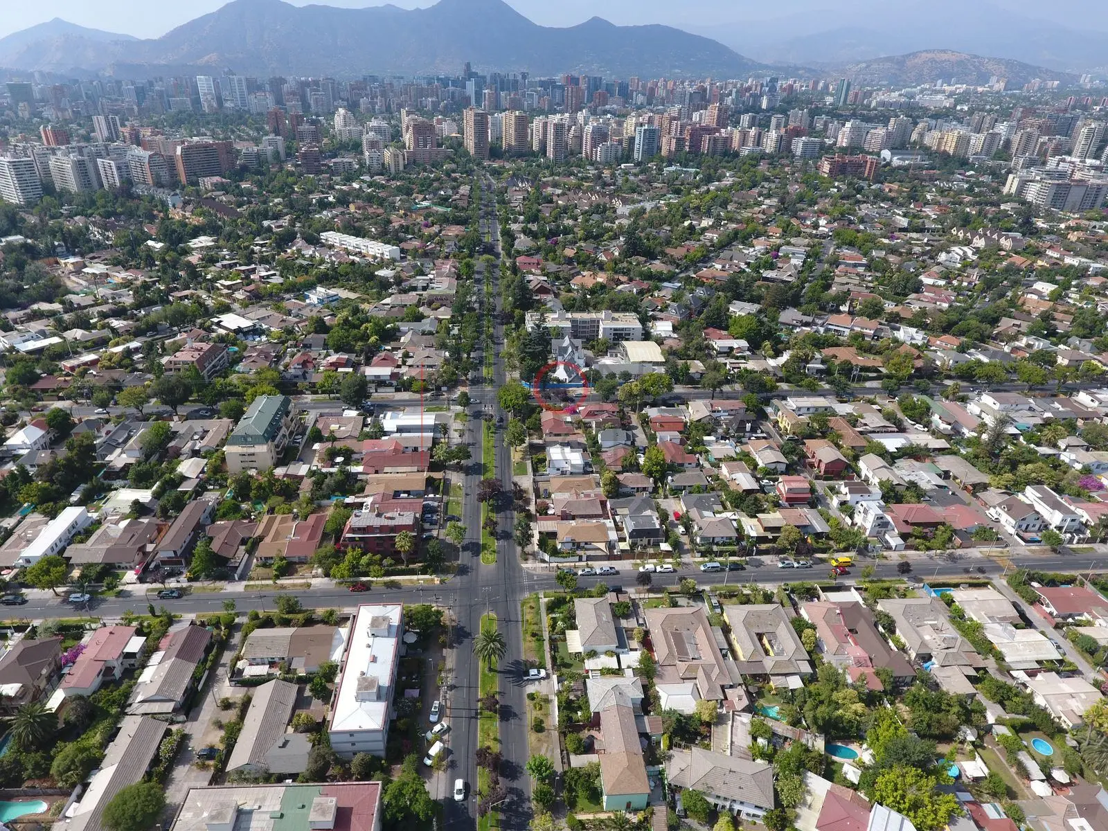 Barrio residencial y torres al fondo, Las Condes · vista aérea oblicua