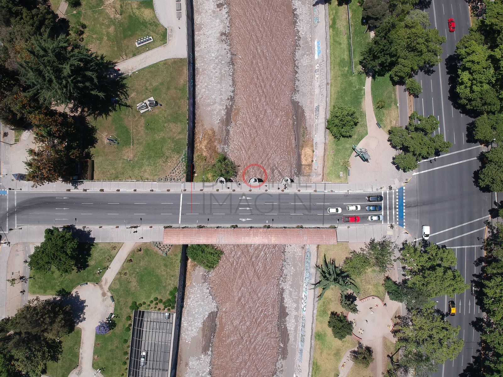 Puente peatonal y parque, Providencia