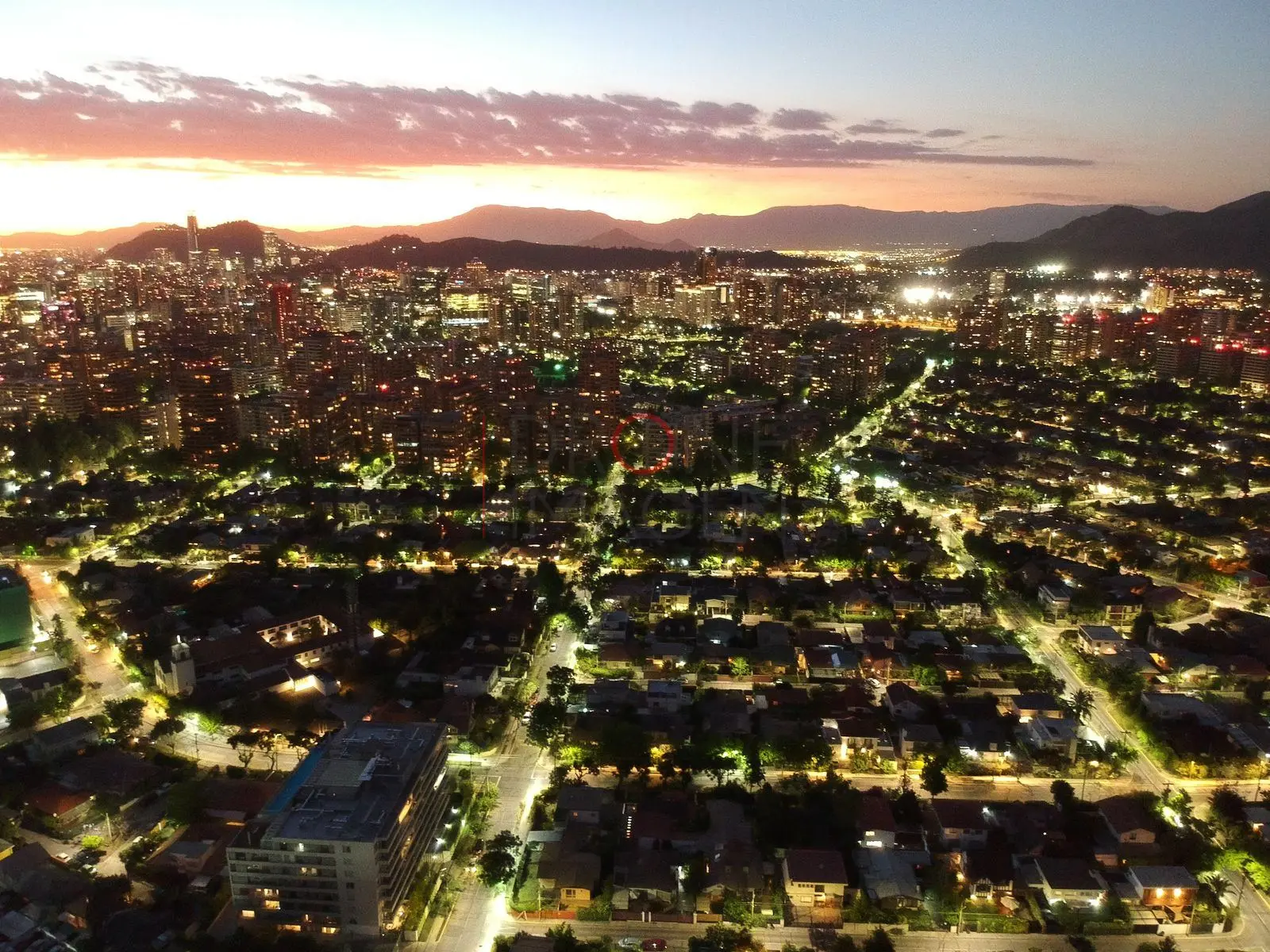 Ciudad de noche y horizonte rosado, Las Condes · vista aérea oblicua
