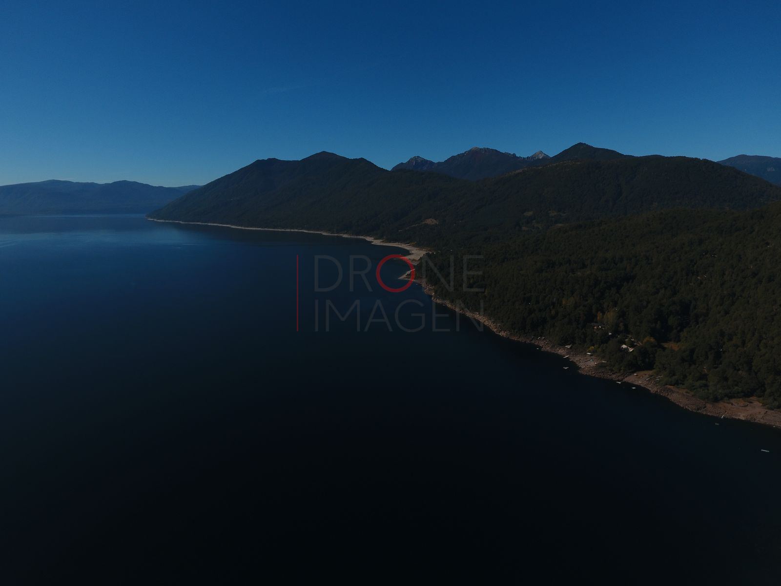 Lago Caburgua y cerros al atardecer (3)