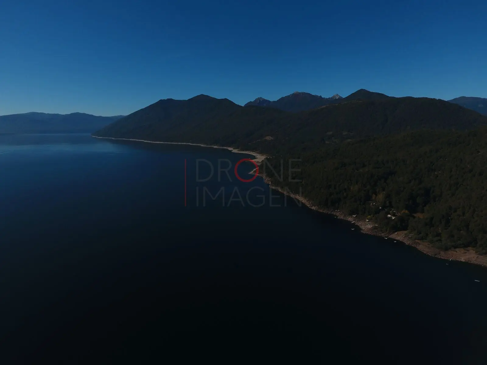 Lago Caburgua y cerros al atardecer (3)