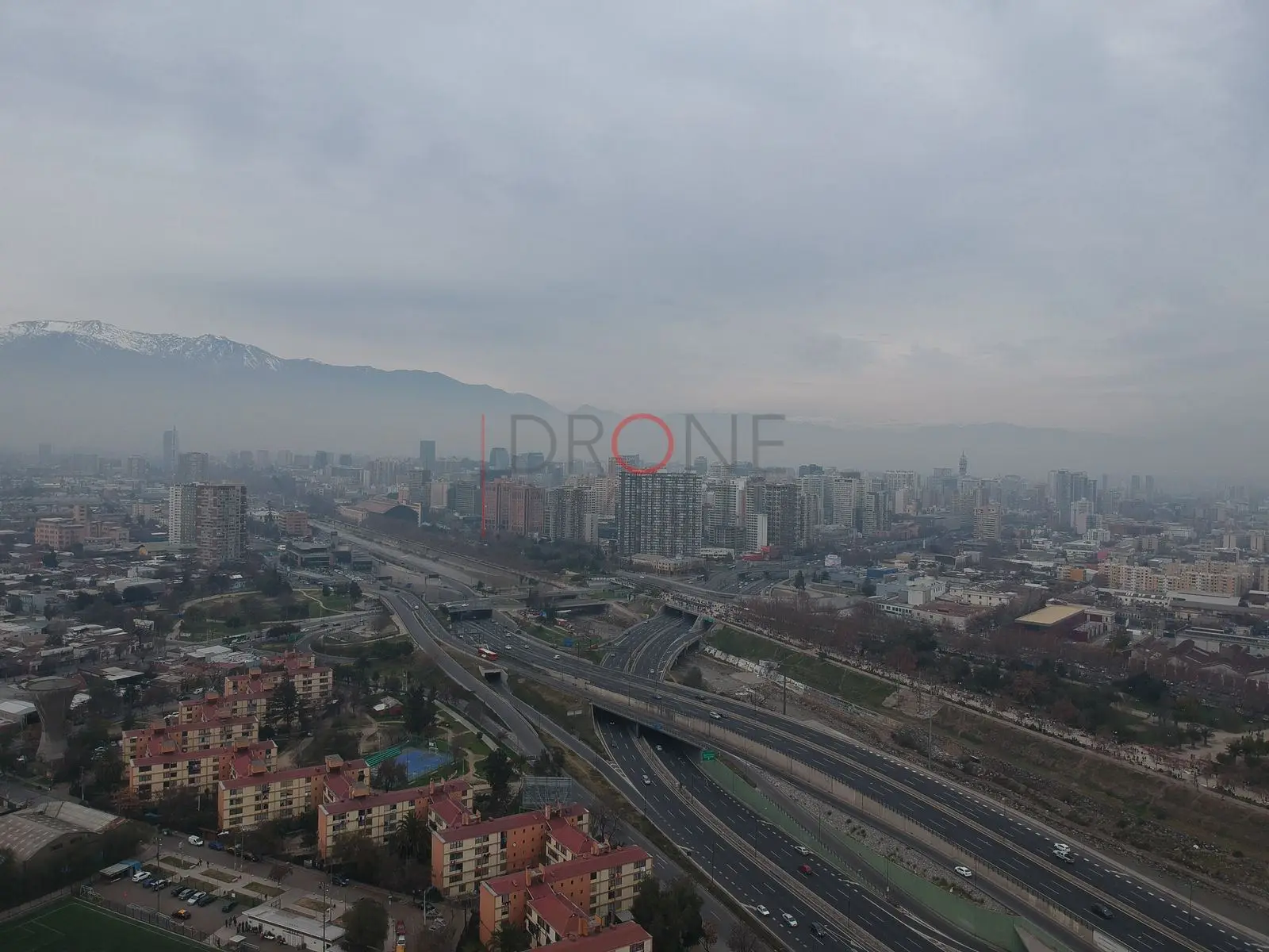 Bruma y cordillera sobre la ciudad, Independencia — Santiago, Chile