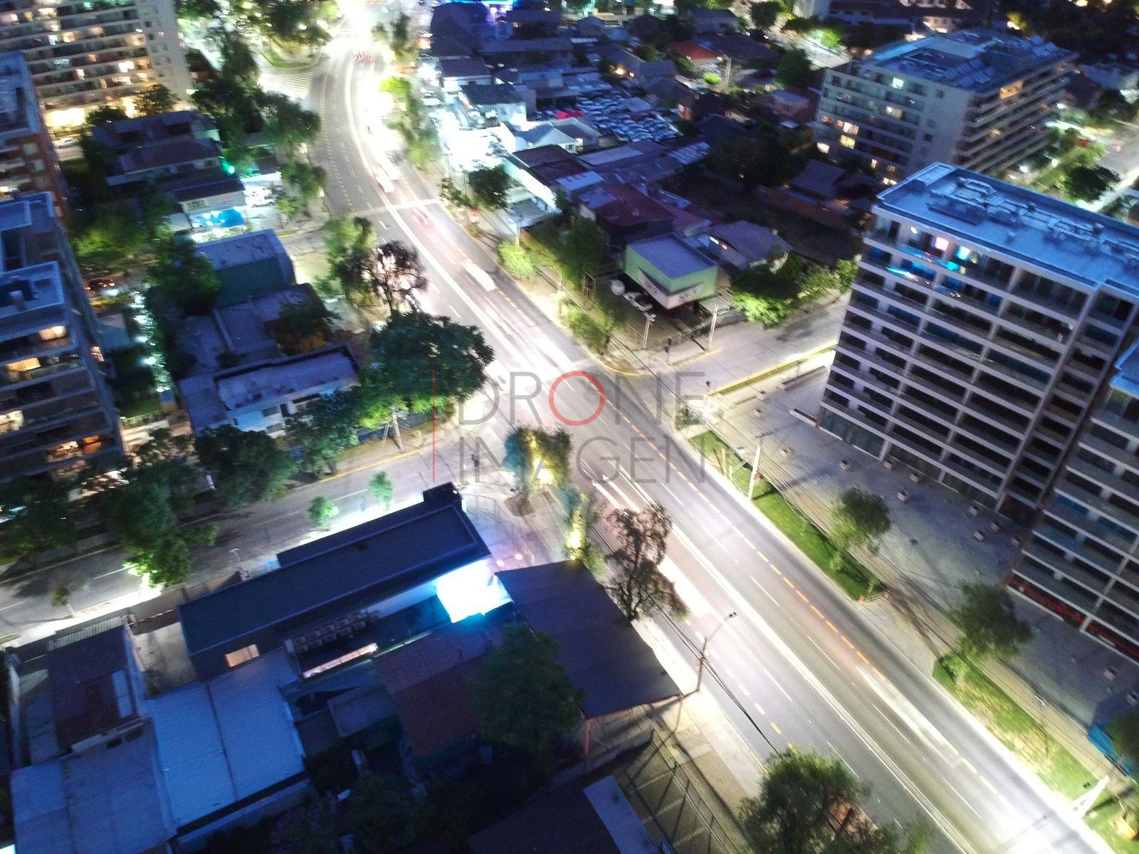 Calles iluminadas y edificio moderno, Las Condes