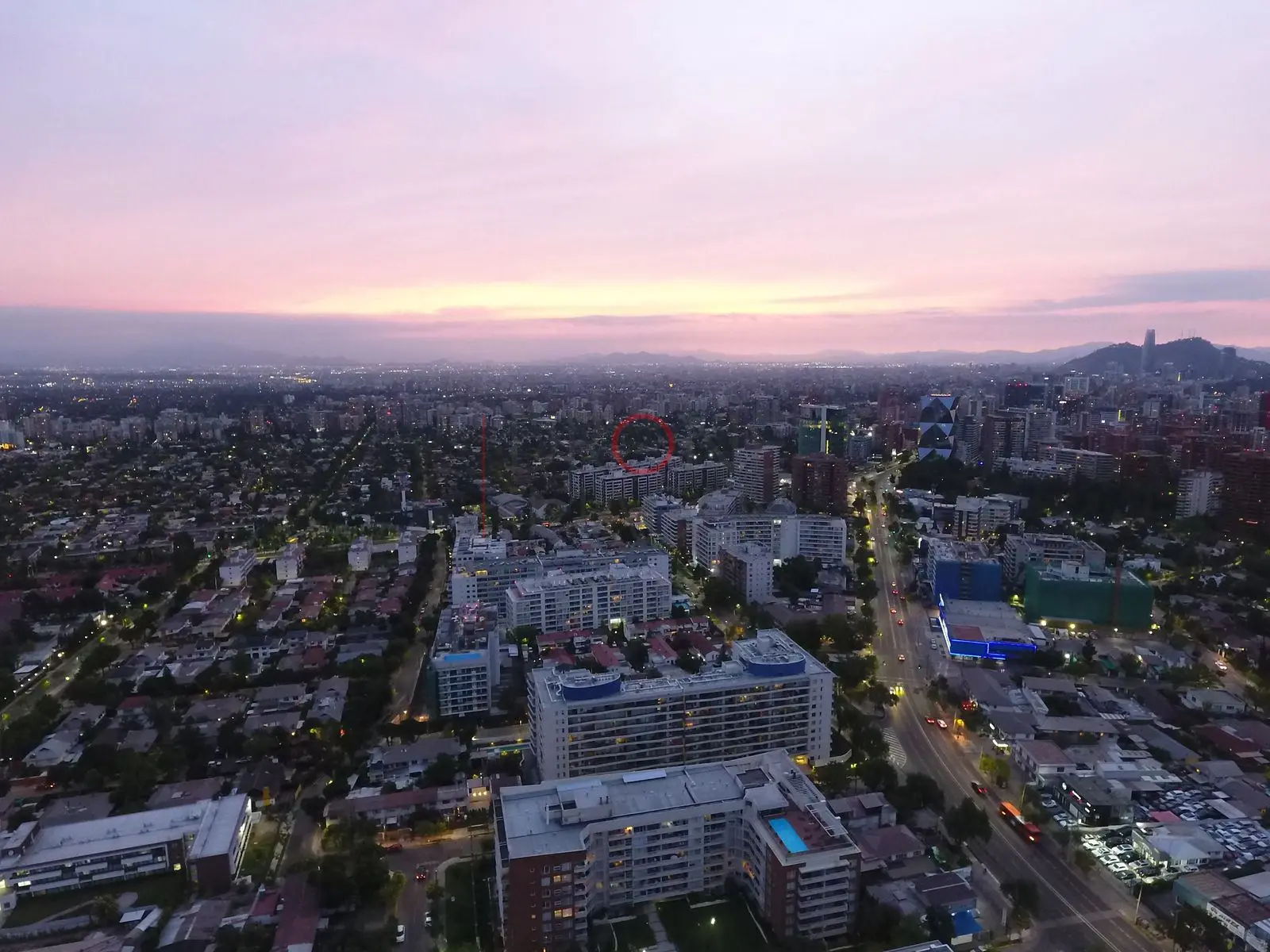Ciudad al atardecer con cielo rosado, Las Condes · vista aérea oblicua