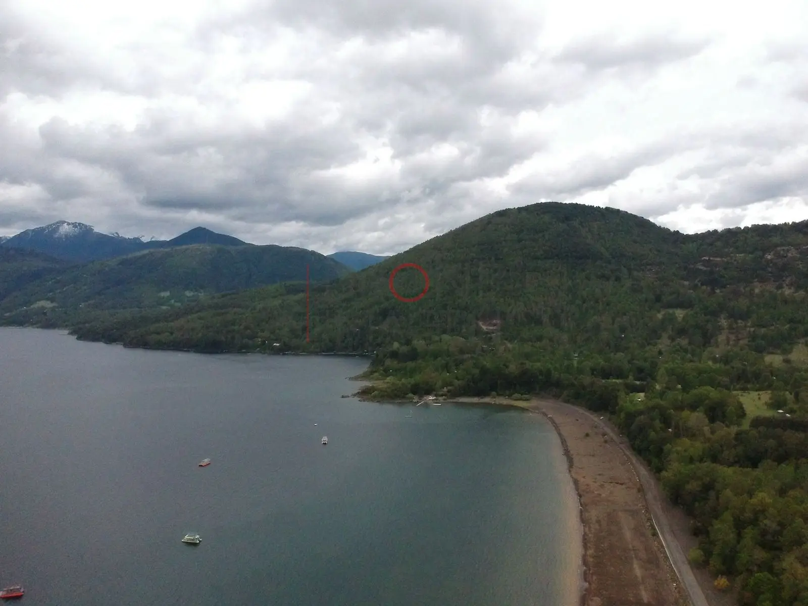Lago Caburgua visto desde la playa — Pucón, Chile