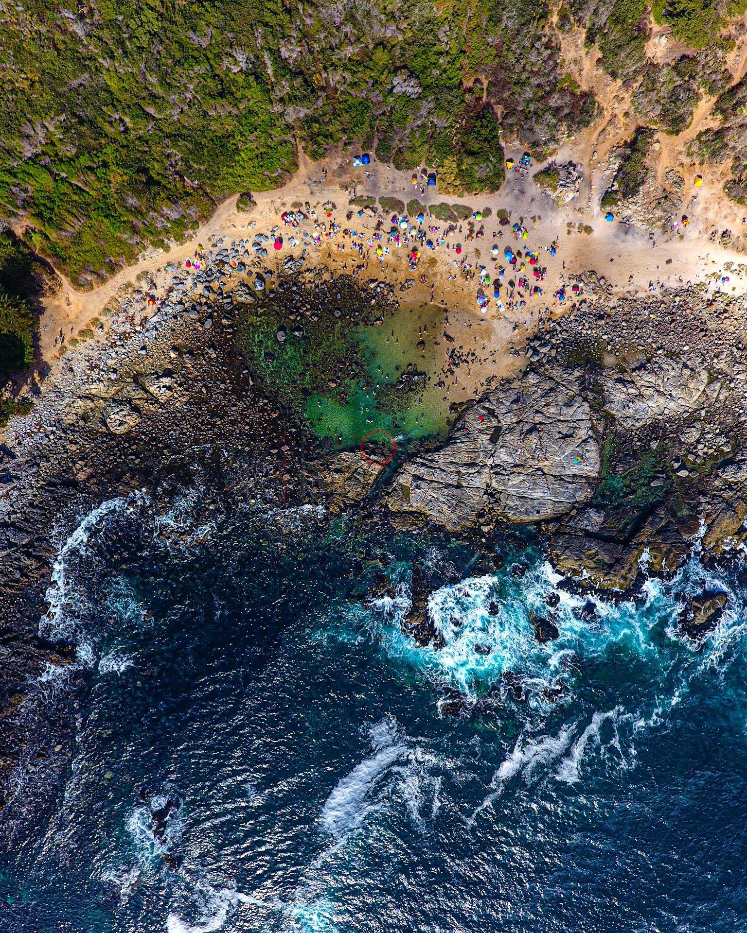 Poza natural con bañistas, vista cenital