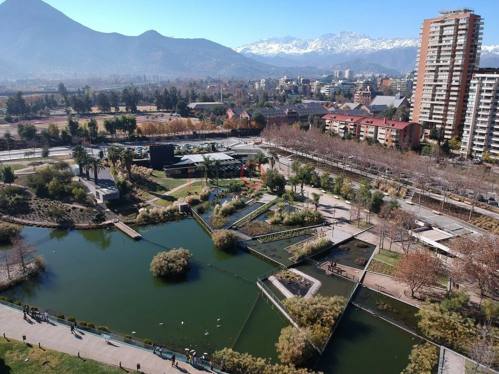 Laguna, edificios y cordillera nevada, Vitacura — Santiago, Chile