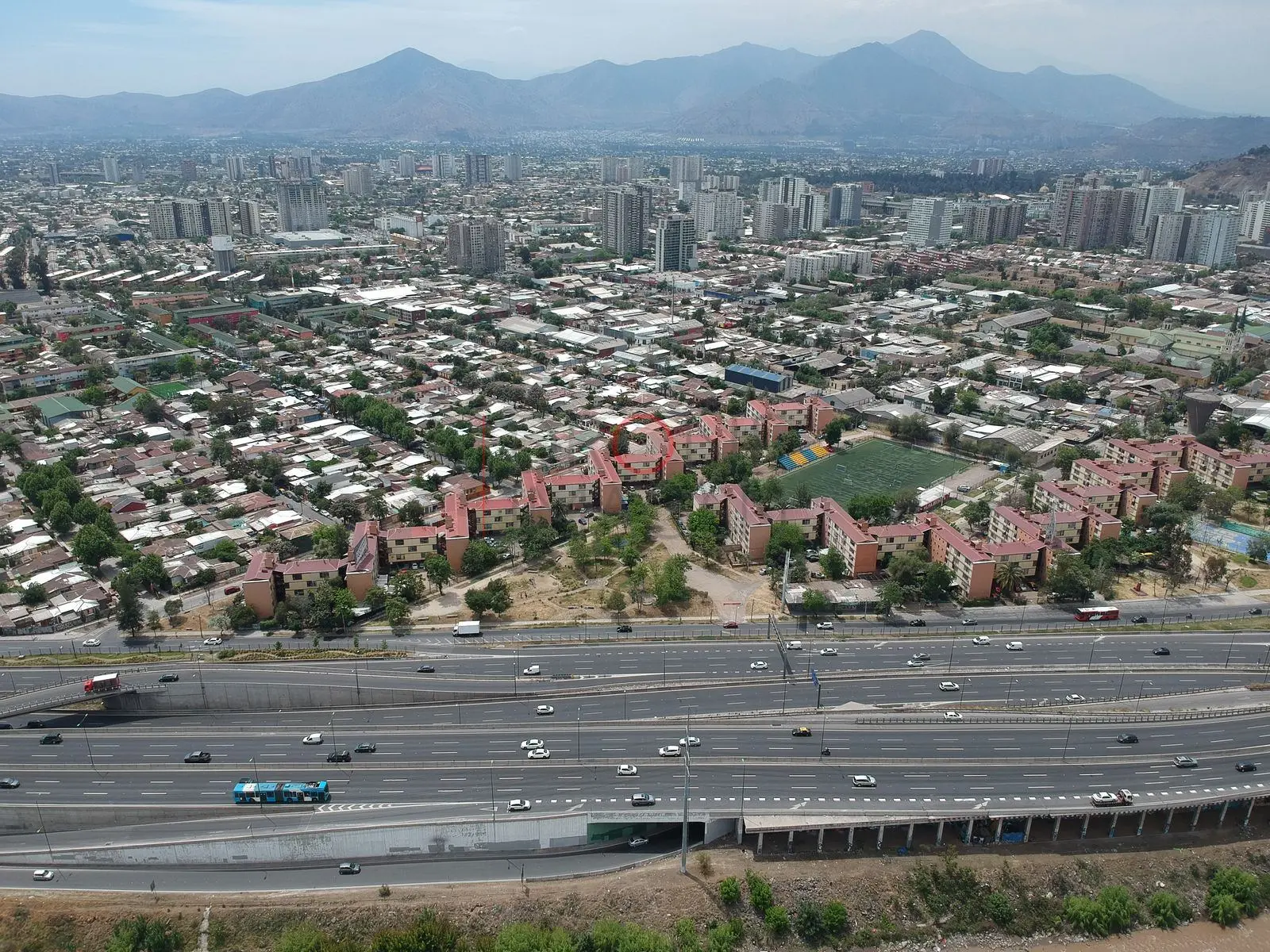 Autopista y barrios de la ciudad, Santiago · vista aérea oblicua