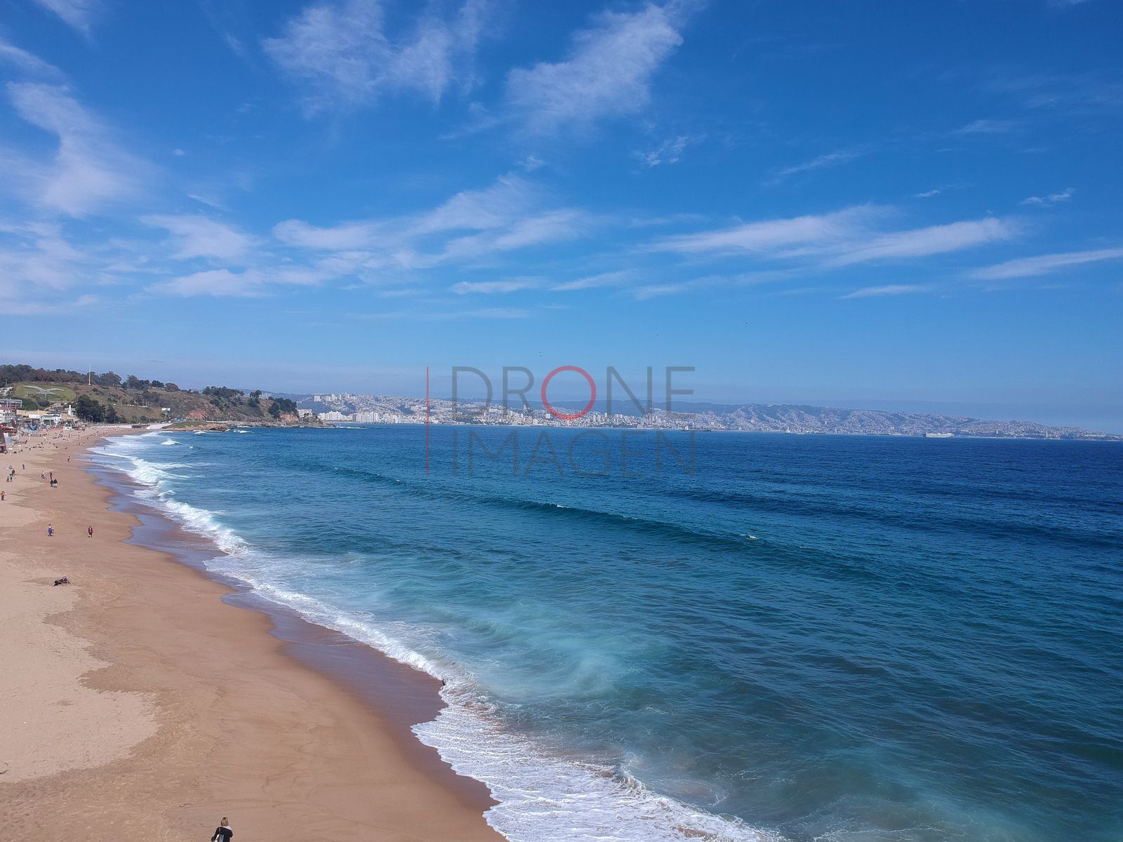 Playa larga y oleaje azul, Reñaca