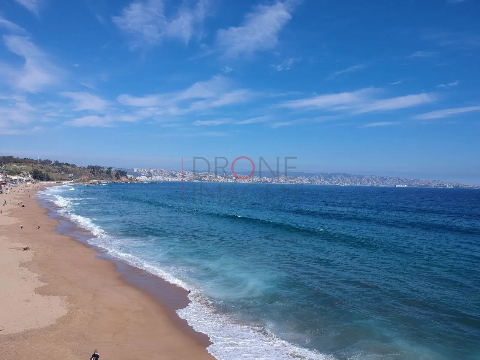 Playa larga y oleaje azul, Reñaca — Viña del Mar, Chile