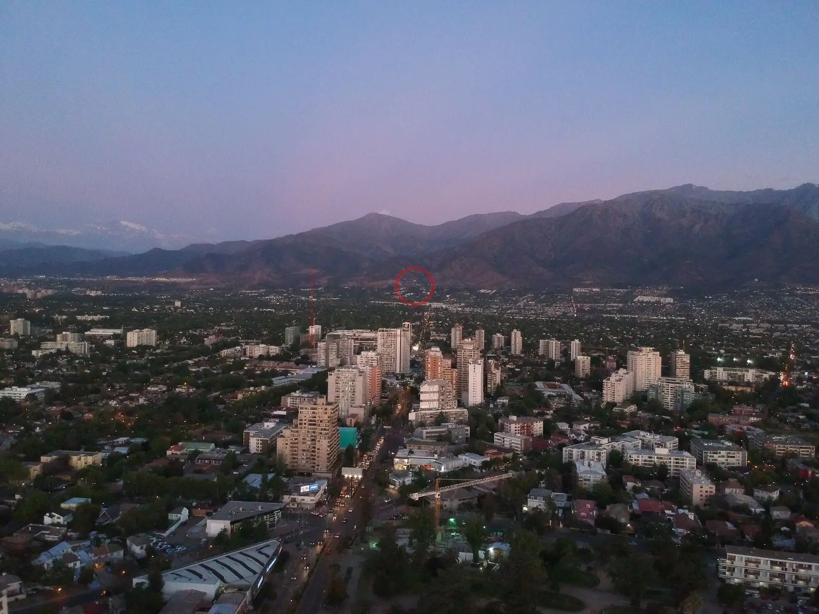 Barrio y cordillera al anochecer, Ñuñoa · vista panorámica