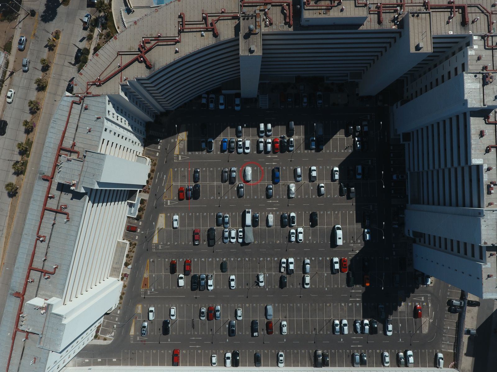 Estacionamiento y edificio, vista cenital