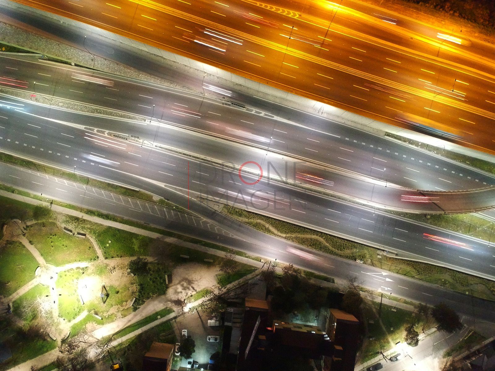 Autopistas y luces en movimiento