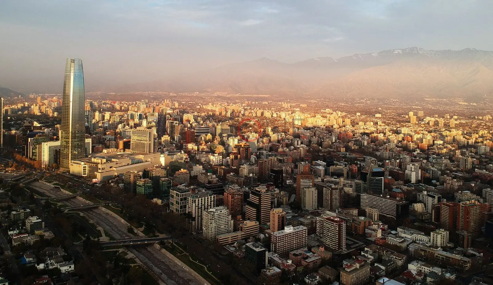 Santiago y Gran Torre Santiago al atardecer