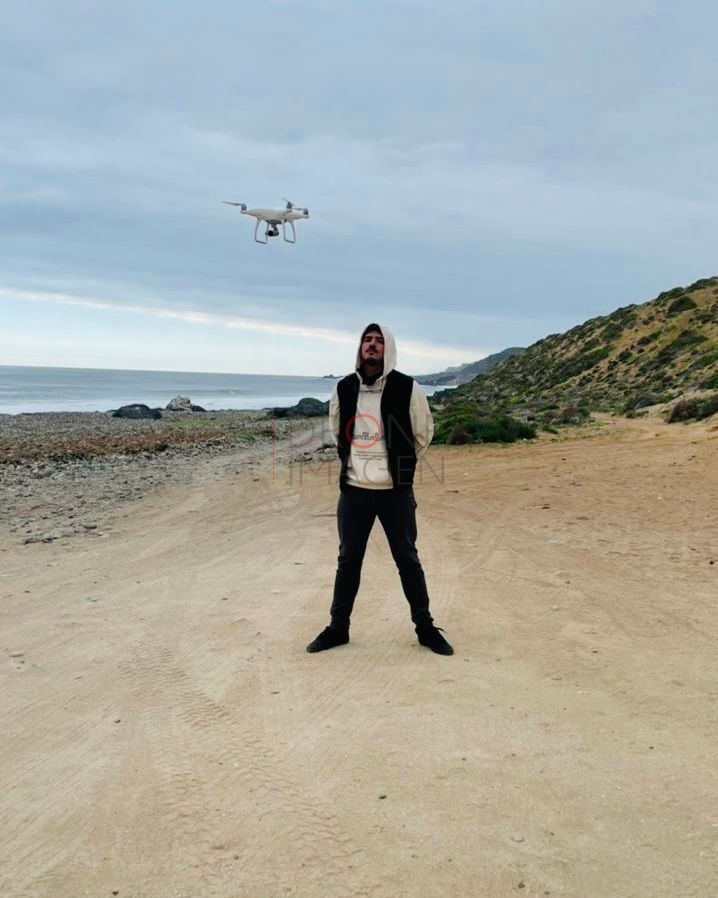 Persona con drone en la precordillera (2)