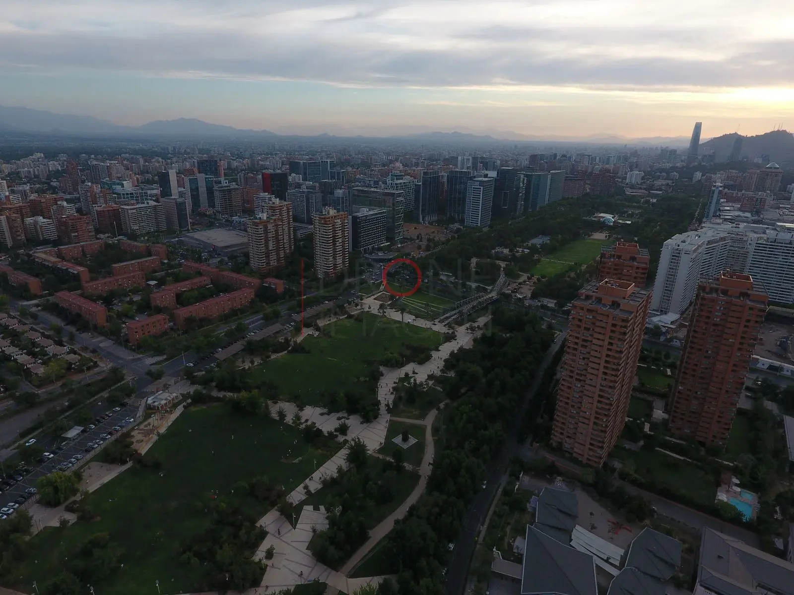 Parque y departamentos con luz de tarde, Las Condes · vista aérea oblicua